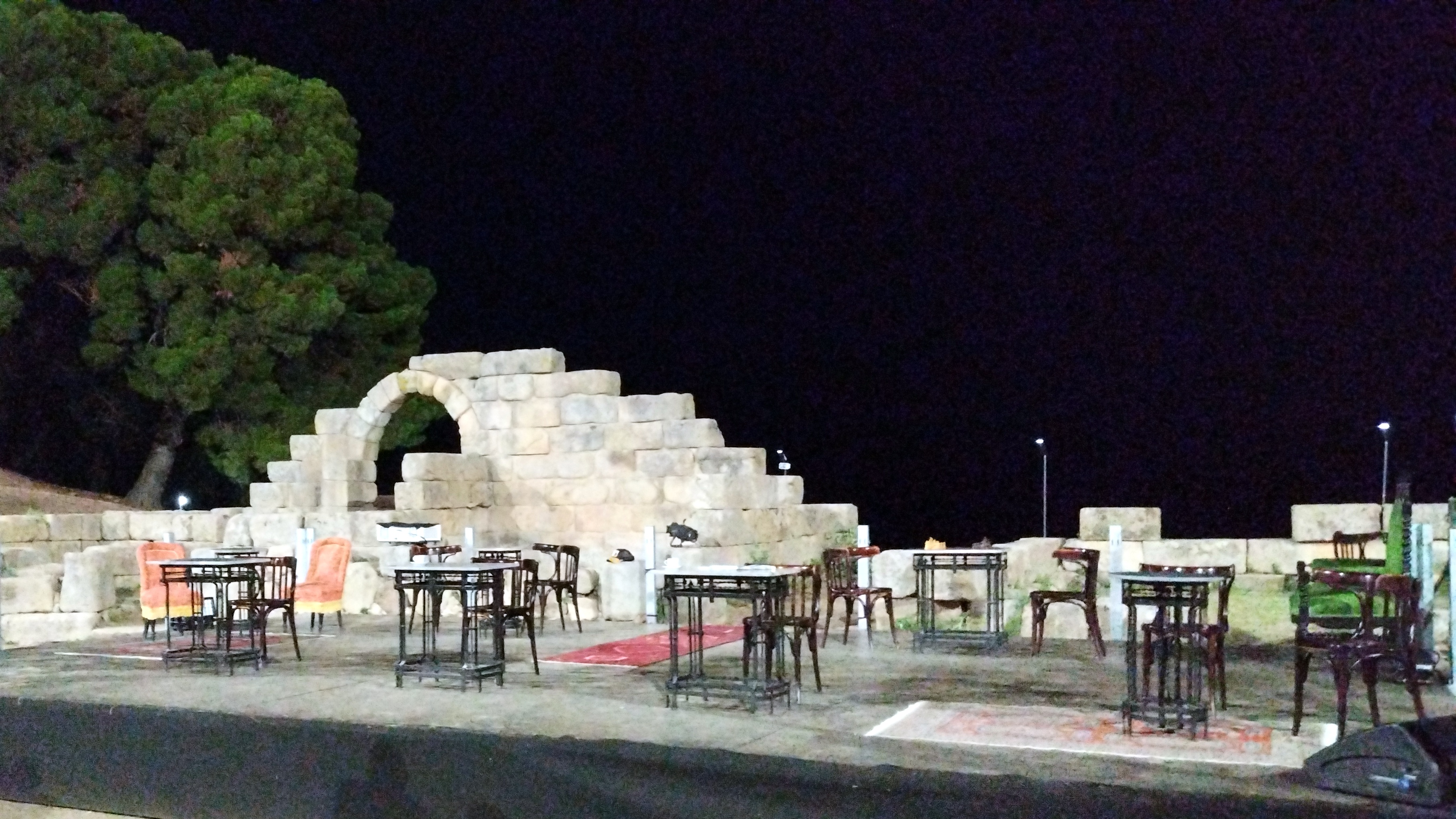 Gli arredi del Caffe Galante al Teatro Greco di Tindari per "Il caso Sindona" di Paolo Gazzara
